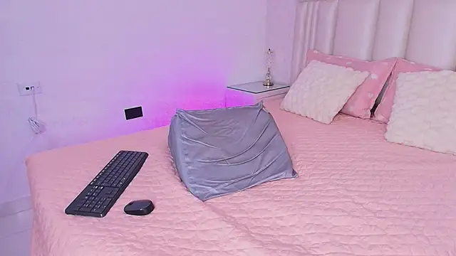 alanarose18 online show from 04-28-26, 07:19