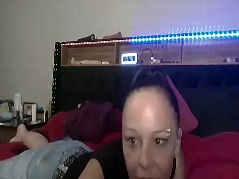 Snapshot of nikkibae33 chatting on 06-08-26, 02:45 nikkibae33 online show from 06-08-26, 02:45