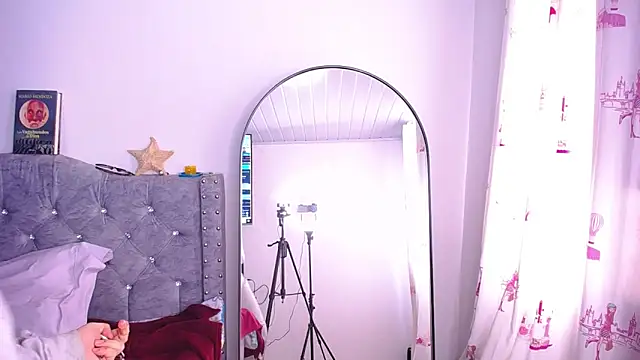 Snapshot of _Pariiss chatting on 11-28-25, 01:36 Pariiss online show from 11-28-25, 01:36