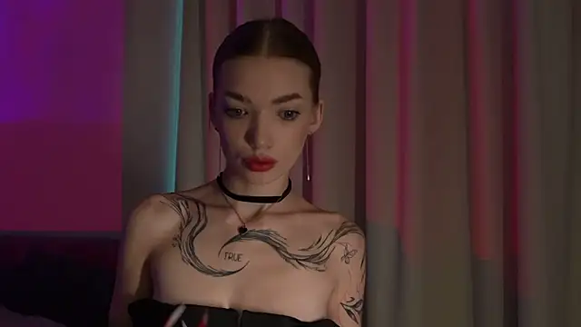 Snapshot of LinaaVelle chatting on 05-15-26, 01:01 LinaaVelle online show from 05-15-26, 01:01