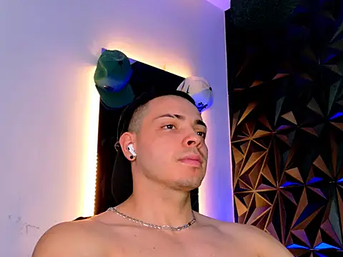 Snapshot of Maxwell_Dupont chatting on 11-13-25, 08:41 Maxwell Dupont online show from 11-13-25, 08:41