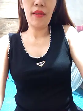 Snapshot of Hini68 chatting on 11-15-25, 07:27 Hini68 online show from 11-15-25, 07:27