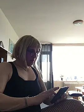 Snapshot of simone_xdressing chatting on 03-09-25, 10:08 simone xdressing online show from 03-09-25, 10:08