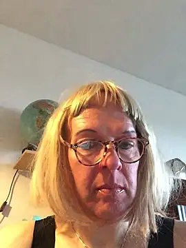Snapshot of simone_xdressing chatting on 04-12-26, 06:02 simone xdressing online show from 04-12-26, 06:02