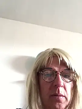 Snapshot of simone_xdressing chatting on 04-26-26, 02:15 simone xdressing online show from 04-26-26, 02:15