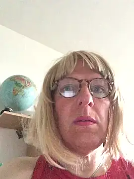 Snapshot of simone_xdressing chatting on 05-03-26, 04:02 simone xdressing online show from 05-03-26, 04:02