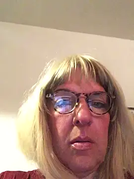 Snapshot of simone_xdressing chatting on 05-14-26, 12:06 simone xdressing online show from 05-14-26, 12:06