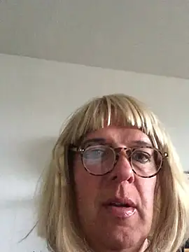 Snapshot of simone_xdressing chatting on 06-10-26, 02:49 simone xdressing online show from 06-10-26, 02:49