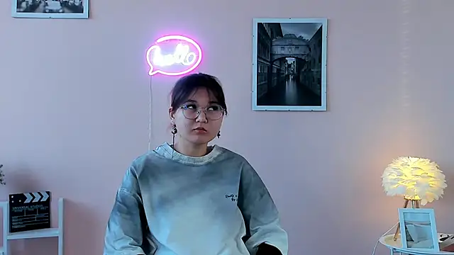 Snapshot of MoonKanan chatting on 11-17-25, 06:19 MoonKanan online show from 11-17-25, 06:19