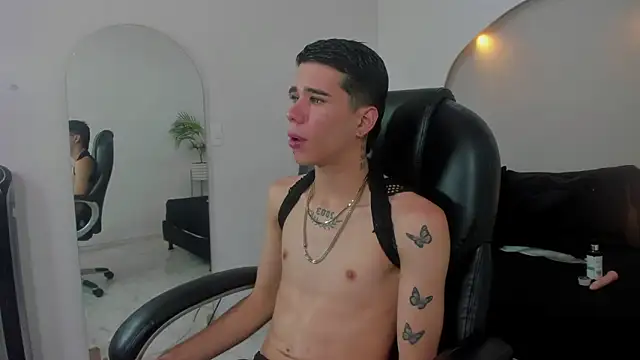 Snapshot of Gabo_white1 chatting on 12-16-25, 05:23 Gabo white1 online show from 12-16-25, 05:23