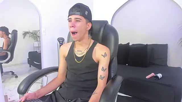 Snapshot of Gabo_white1 chatting on 12-17-25, 04:18 Gabo white1 online show from 12-17-25, 04:18