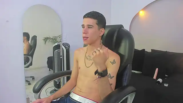 Snapshot of Gabo_white1 chatting on 12-18-25, 04:18 Gabo white1 online show from 12-18-25, 04:18