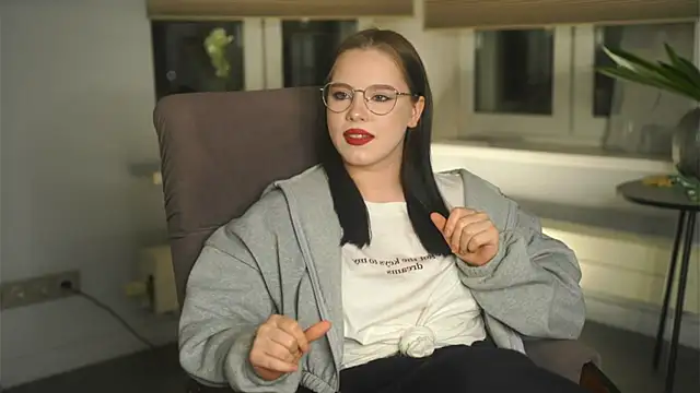 CrystaSvendsen online show from 11-11-25, 12:49