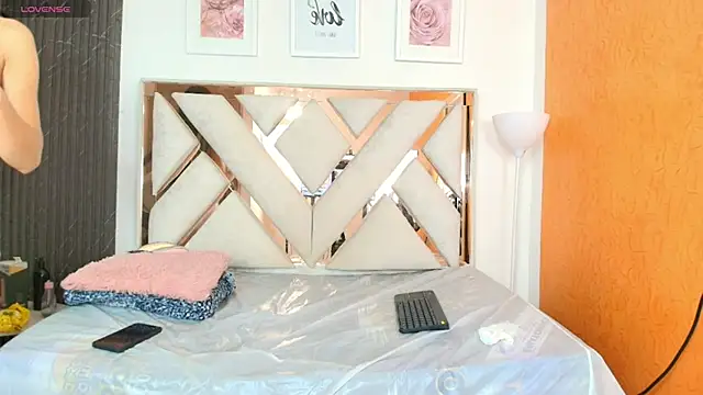 Antonella And Thiago online show from 12-20-25, 12:34