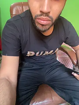 Snapshot of hotyyyyjonny chatting on 05-18-26, 04:07 hotyyyyjonny online show from 05-18-26, 04:07