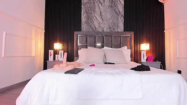 Laureenwells online show from 04-21-26, 02:51