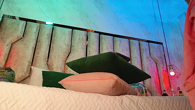 Caroline palmerr online show from 12-14-25, 03:23