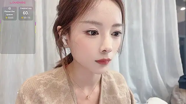 Snapshot of Butterbear chatting on 11-19-25, 05:57 Butterbear online show from 11-19-25, 05:57