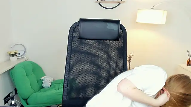 Snapshot of LavetaShiroma chatting on 11-23-25, 09:36 LavetaShiroma online show from 11-23-25, 09:36