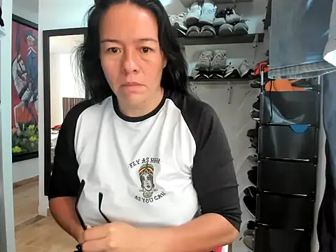 Snapshot of caroline_47 chatting on 04-18-26, 04:00 caroline 47 online show from 04-18-26, 04:00