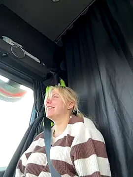 Snapshot of Nallinee chatting on 12-01-25, 11:48 Nallinee online show from 12-01-25, 11:48