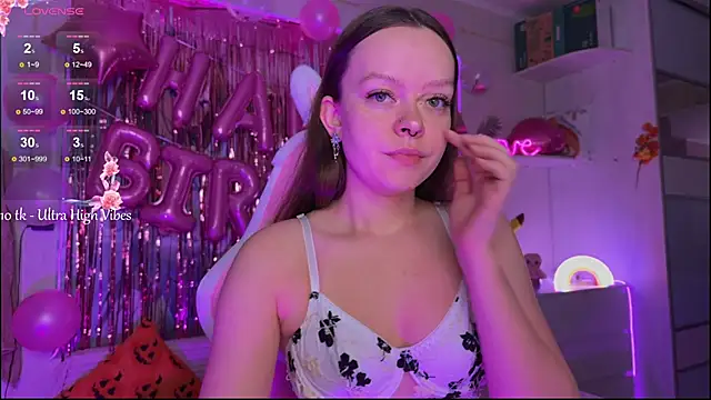 Snapshot of CheekySashaCharm chatting on 12-14-25, 07:36 CheekySashaCharm online show from 12-14-25, 07:36