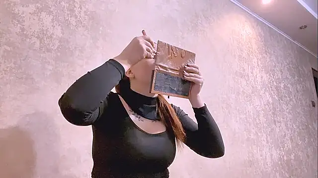 Snapshot of EveCrotts chatting on 11-15-25, 12:23 EveCrotts online show from 11-15-25, 12:23