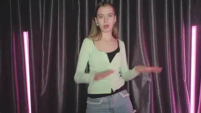 Snapshot of RochelCozzi chatting on 11-25-25, 08:20 RochelCozzi online show from 11-25-25, 08:20