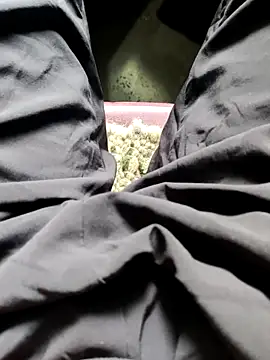 Snapshot of Fun_with_me05 chatting on 11-18-25, 02:50 Fun with me05 online show from 11-18-25, 02:50