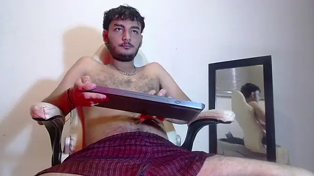 Snapshot of Brunicci chatting on 12-01-25, 08:30 Brunicci online show from 12-01-25, 08:30