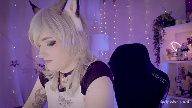 Snapshot of vronnier chatting on 12-19-25, 04:03 vronnier online show from 12-19-25, 04:03