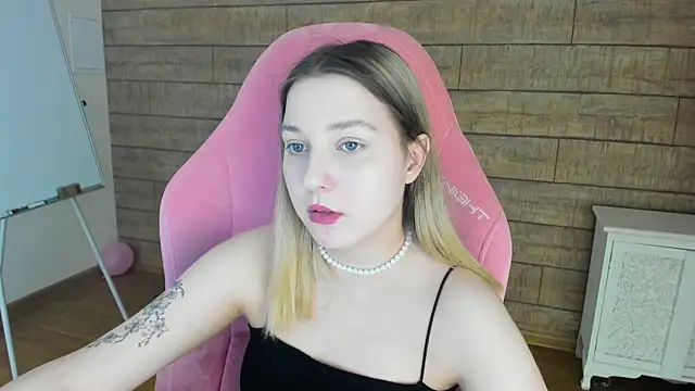 Snapshot of TinnaBurton chatting on 05-28-26, 04:37 TinnaBurton online show from 05-28-26, 04:37
