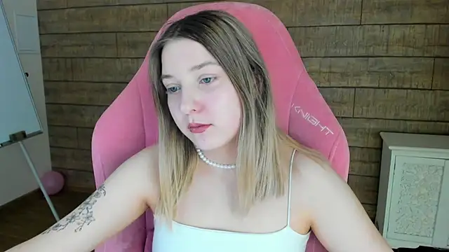 Snapshot of TinnaBurton chatting on 05-31-26, 04:25 TinnaBurton online show from 05-31-26, 04:25
