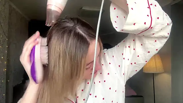 Snapshot of Emily_lyy chatting on 11-24-25, 09:42 Emily lyy online show from 11-24-25, 09:42