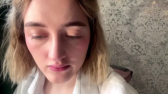 Snapshot of Emily_lyy chatting on 11-29-25, 09:23 Emily lyy online show from 11-29-25, 09:23