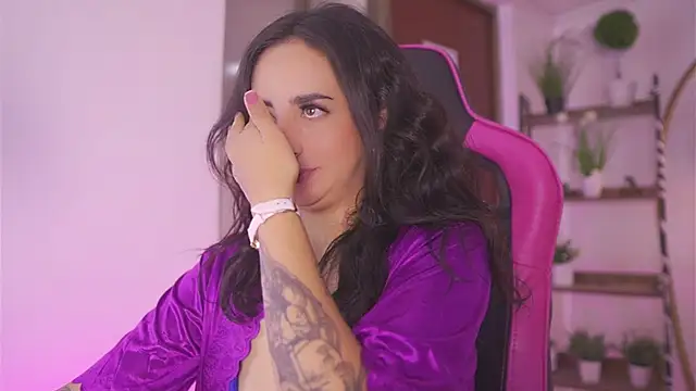 Snapshot of Enola_Holmes_ chatting on 11-26-25, 12:28 Enola Holmes online show from 11-26-25, 12:28