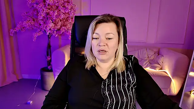 Snapshot of DianaHaworn chatting on 11-17-25, 01:17 DianaHaworn online show from 11-17-25, 01:17