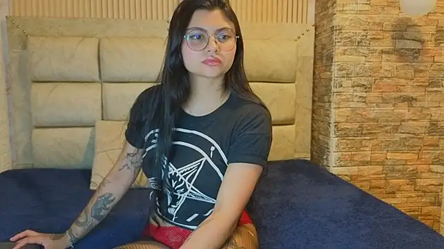 Snapshot of Lucy_Belmont chatting on 11-18-25, 06:56 Lucy Belmont online show from 11-18-25, 06:56