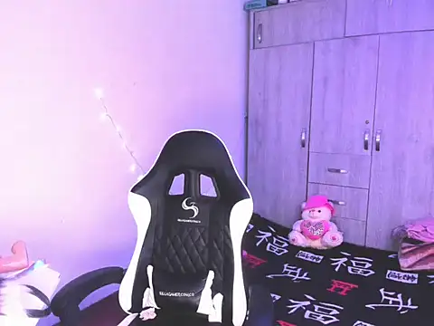 Snapshot of Zombitch chatting on 12-15-25, 06:56 Zombitch online show from 12-15-25, 06:56