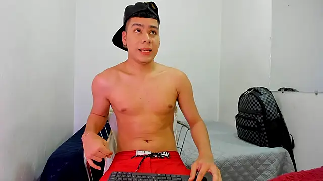 Snapshot of Lucastorrez01 chatting on 06-11-26, 11:14 Lucastorrez01 online show from 06-11-26, 11:14