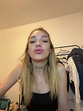 lunababy77 online show from 11-17-25, 04:13