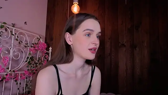 Snapshot of CathrineBinnie chatting on 11-25-25, 07:36 CathrineBinnie online show from 11-25-25, 07:36