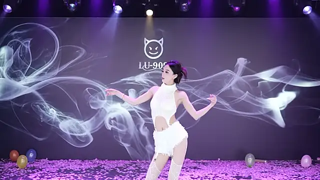 Snapshot of LU-909 chatting on 12-05-25, 08:12 LU-909 online show from 12-05-25, 08:12