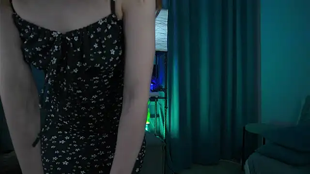 Snapshot of foxy_cute4you chatting on 11-18-25, 06:01 foxy cute4you online show from 11-18-25, 06:01