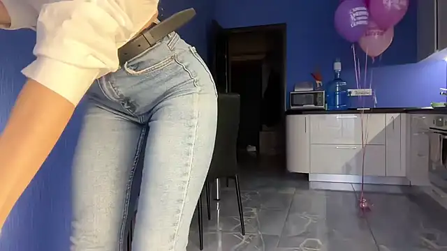 Snapshot of Jolienne chatting on 12-05-25, 04:14 Jolienne online show from 12-05-25, 04:14