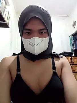 Snapshot of HawaWhisper chatting on 12-16-25, 04:12 HawaWhisper online show from 12-16-25, 04:12