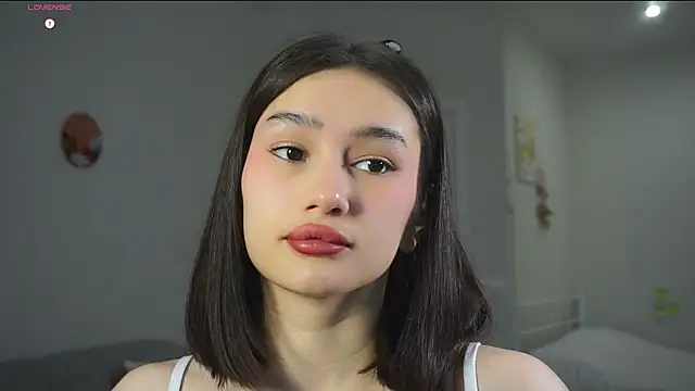 Snapshot of SoftLuna chatting on 11-18-25, 05:12 SoftLuna online show from 11-18-25, 05:12