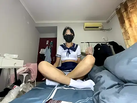 Snapshot of Rosy100 chatting on 12-15-25, 08:40 Rosy100 online show from 12-15-25, 08:40