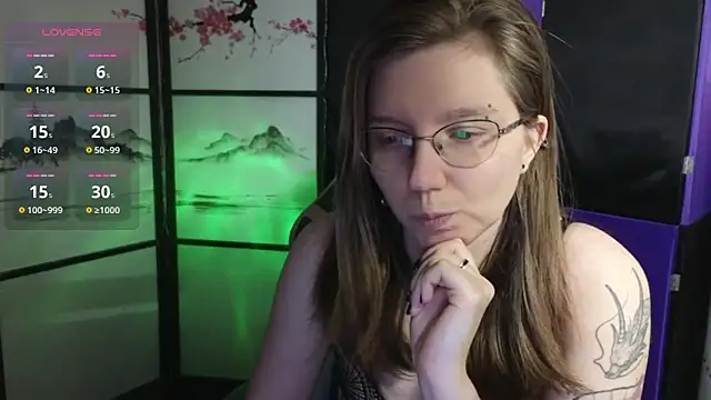 Snapshot of scarlettsrose chatting on 06-08-26, 01:11 scarlettsrose online show from 06-08-26, 01:11