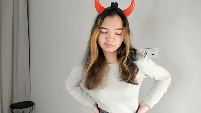 Snapshot of CoreenLuebbers chatting on 11-26-25, 06:36 CoreenLuebbers online show from 11-26-25, 06:36